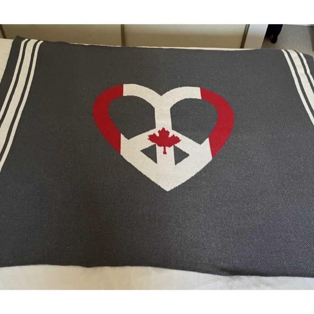 in2green Knit Throw Blanket USA Recycled Cotton Canada Heart Maple Leaf Gray